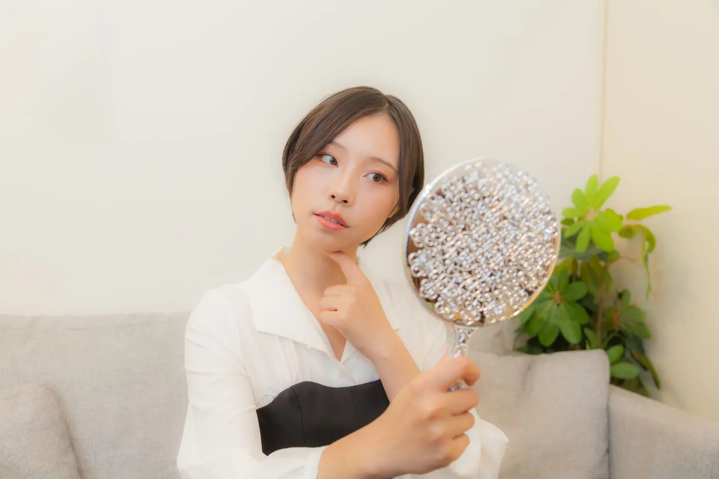 鏡を見ながらフェイスラインを確認する女性