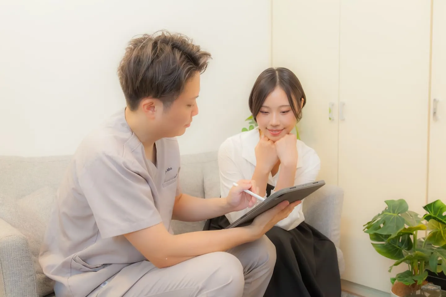 美骨Labo自由が丘でタブレットを使った状態説明を受けるお客様